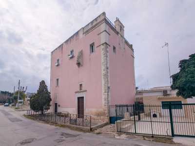 ....ed ecco che all�incrocio con via Madonna della Rosa ci ritroviamo, sulla destra, davanti alla chiesa omonima: si presenta con un colore rosa pallido, protetta da una bassa cancellata